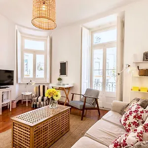 spacious-and-elegant-family-home.hotels-lisbon-portugal.com/